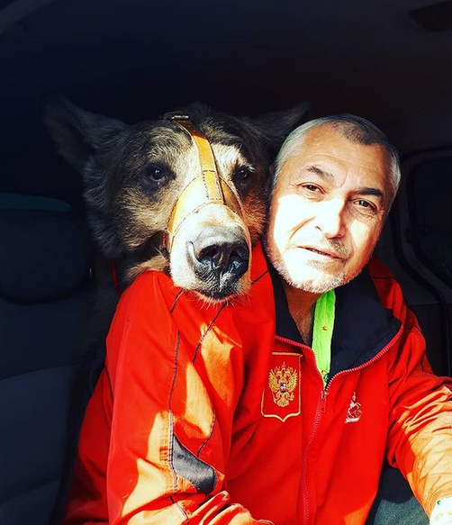 Масяня и ее дресировщик Байрам Атаев. Фото Фото предоставлены Байрамом Атаевым.