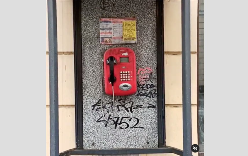 Уличные телефоны доживают свой век. Фото Скриншот Instagram: @alex.romsh