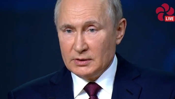Владимир Путин. Фото  скриншот трансляции ПМЭФ.