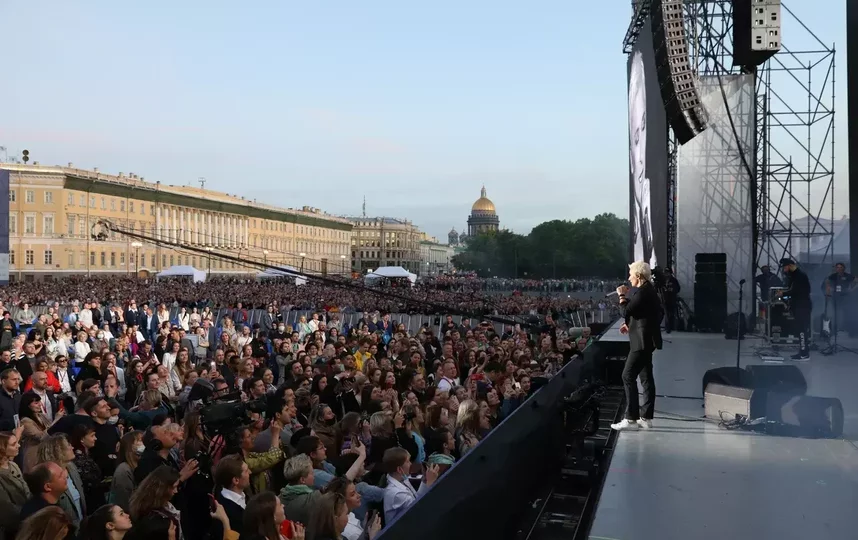 На Дворцовой площади прошел концерт-посвящение медикам и волонтерам. Фото Фото предоставлено организаторами.