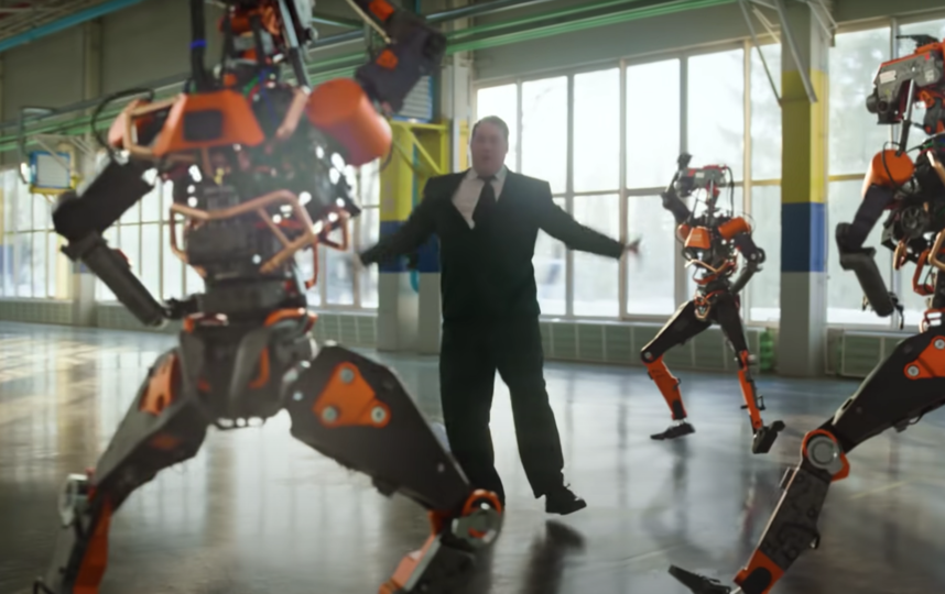 Роботы танцуют  вместе с директором Константином Барагозиным вприсядку под "Яблочко". Компьютерную графику создали под руководством Алексей Фомина. Есть и актёры, сыгравшие роботов. Фото Скриншот YouTube: @birchpunk