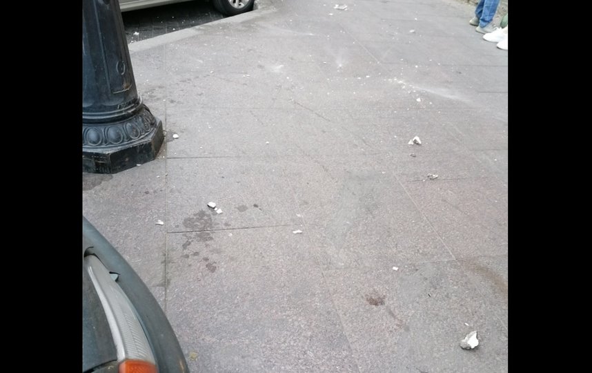 В центре Петербурга штукатурка упала на голову женщине. Фото vk.com/spb_today.