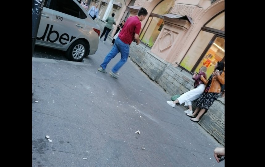 В центре Петербурга штукатурка упала на голову женщине. Фото vk.com/spb_today.