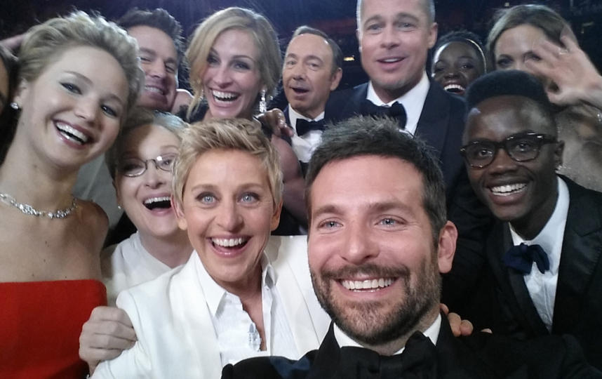 Культовое селфи с "Оскара" 2014 года с ДеДженерес на первом плане в белом костюме. Фото Getty