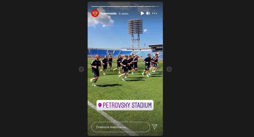 Тренировка проходит на стадионе "Петровский". Фото Стопкадр сторис Instagram в аккаунте команды.