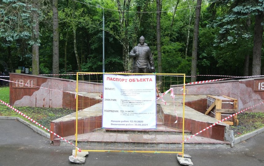 Памятник воину-освободителю установили в 2006 году, инициатором проекта выступил Совет ветеранов района Кузьминки. Фото Александр Чикин