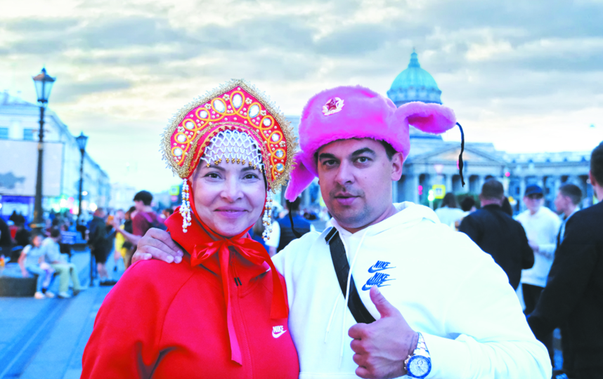 Петербуржцы Елена и Эльдар по пути в Футбольную деревню на Конюшенной площади. Фото Алена Бобрович, "Metro"