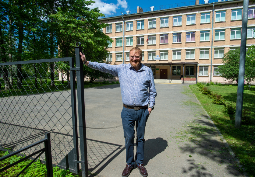 Виталий Милонов у здания школы №481. Фото Святослав Акимов, "Metro"