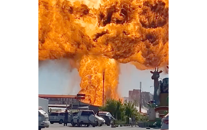 Прогремели два взрыва. Столп пламени сравнили с «грибом» от атомной бомбы. Фото  @instact54 