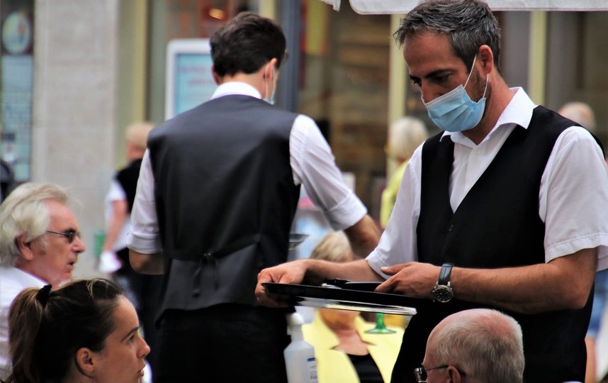 В пандемию рестораны и кафе работают с ограничениями. Фото pixabay.com