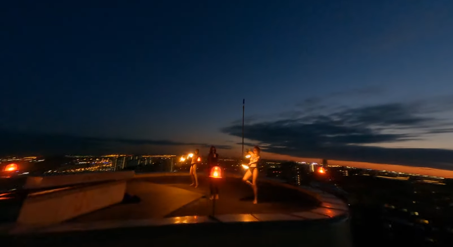 Перфоманс с обнаженными девушками сняли на крыше одной из высоток в Петербурге. Фото Скриншот YouTube