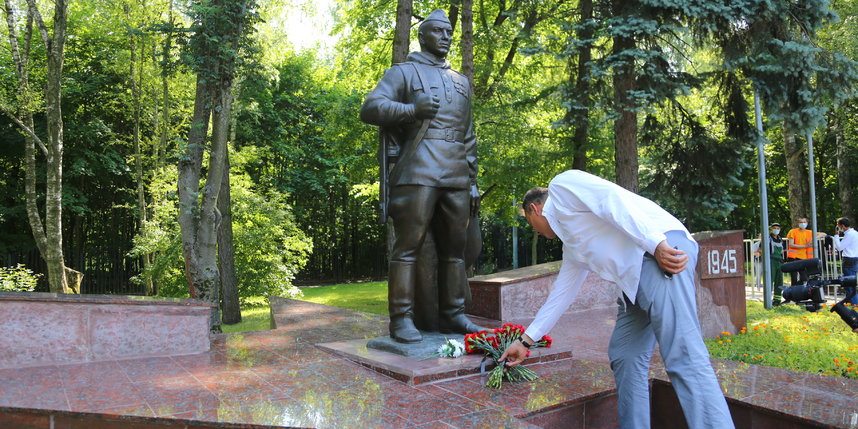 Памятник трем мушкетерам в гаскони фото