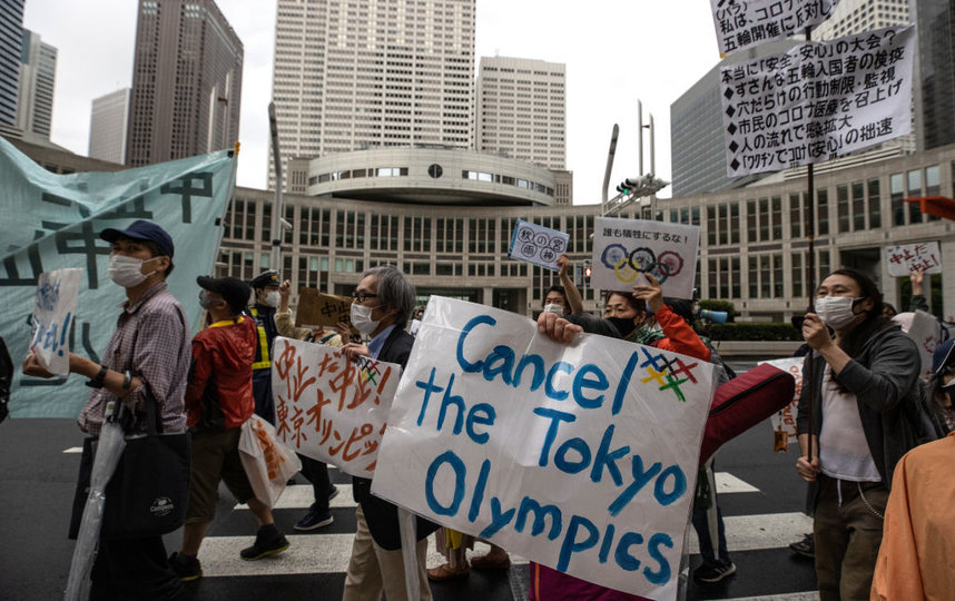 Местные жители требовали отменить проведение Олимпиады не только в соцсетях. Фото Getty