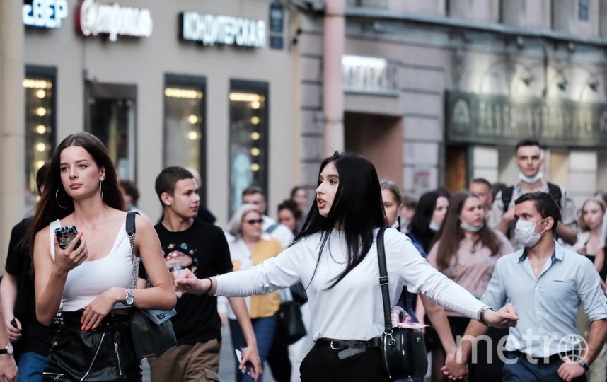 Выпускники идут по Невскому проспекту, 25 июня 2021. Фото Алена Бобрович, "Metro"