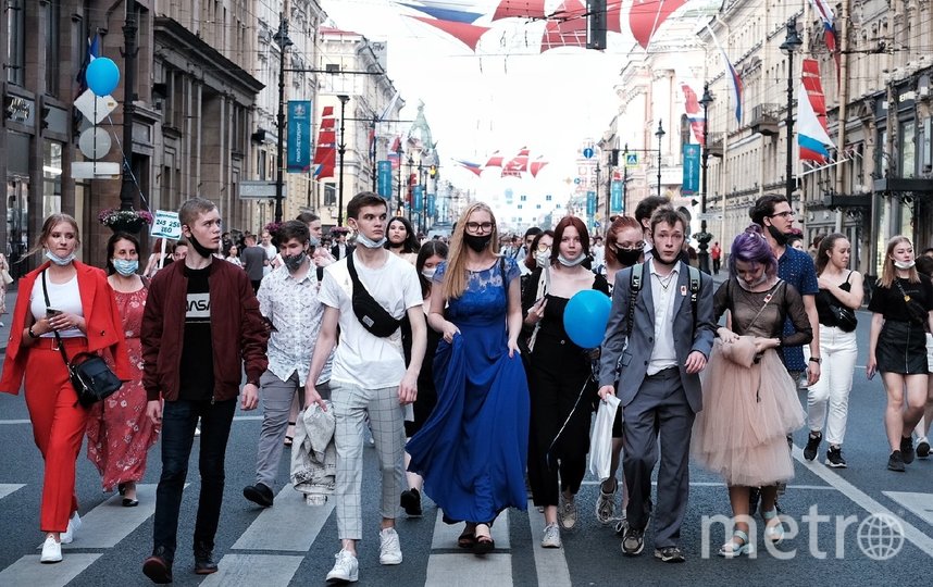 Выпускники идут по Невскому проспекту, 25 июня 2021. Фото Алена Бобрович, "Metro"