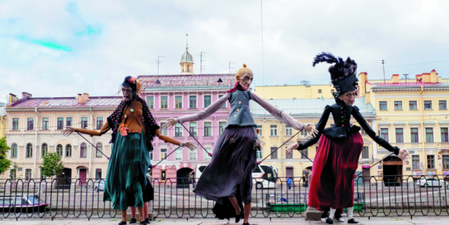 Постоянные участники Дня Достоевского – куклы-великаны – писатели и знаменитые литературные персонажи под 4 метра.