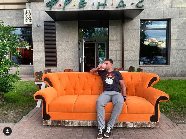 Тот самый оранжевый диван. Фото Скриншот Instagram @friendsspb