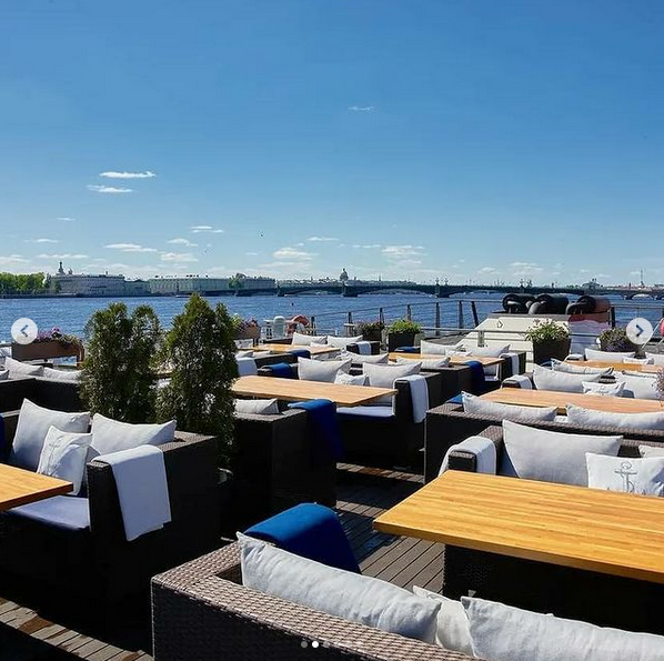Как спастись от жары: 5 ресторанов на корабликах в Петербурге