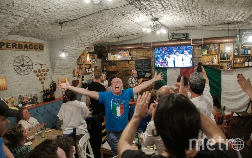Когда забивали итальянцы, ресторан взрывали возгласы ликования. Фото Алена Бобрович, "Metro"