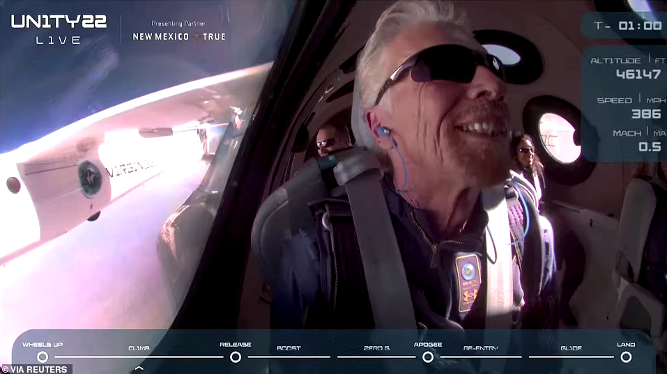 Весь полёт семидесятилетний Брэнсон не мог скрыть своей счастливой улыбки, ведь его детская мечта сбылась. Фото скриншот VIRGIN GALACTIC