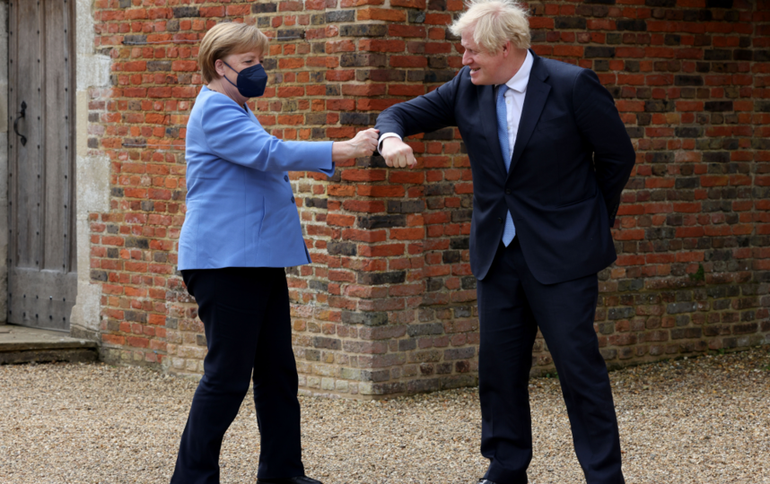 Способ, которым поздоровались премьер-министр Великобритании Борис Джонсон и канцлер Германии Ангела Меркель, вполне соответствует правилам коронавирусного этикета. Фото Getty