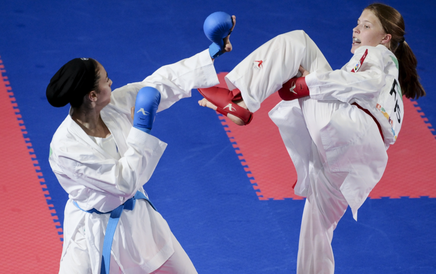 Анна Чернышева (справа) против соперницы из Ирана на юношеской Олимпиаде, 2018 год. Фото Getty