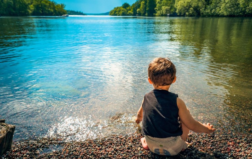 Ребенок ни в коем случае не должен подходить один близко к воде. Фото pixabay
