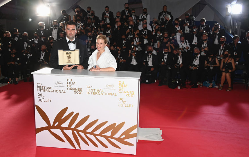 Председатель жюри "Камера д'Ор" Мелани Тьерри и Фрэнк Грациано позируют с наградой "Камера д'Ор" за "Мурину". Фото Getty