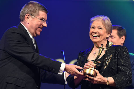 Лариса Латынина в 2014 году с наградой от Ассоциации национальных олимпийских комитетов за выдающиеся выступления. Фото Getty