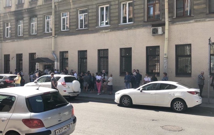Очередь возле входа в отдел загса на улице Достоевского. Фото https://vk.com/spb_today