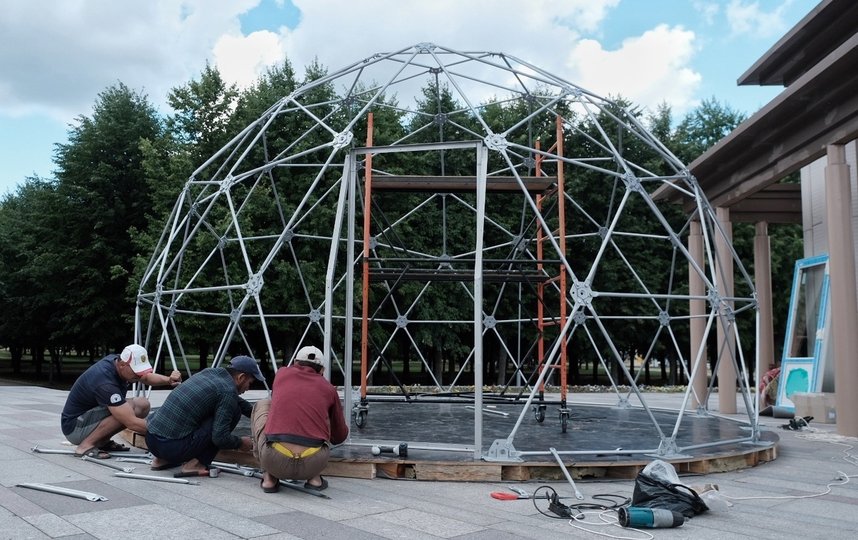 Специалисты установили карках шатра в парке 300-летия Петербурга. Фото Алена Бобрович