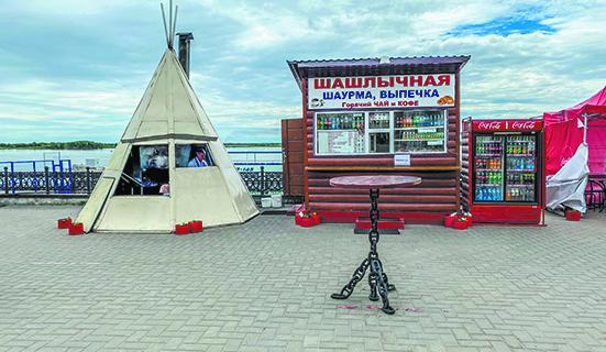 На набережной Иртыша в Ханты-Мансийске – чум, в котором продают шашлык. На набережной Иртыша в Ханты-Мансийске – чум, в котором продают шашлык.