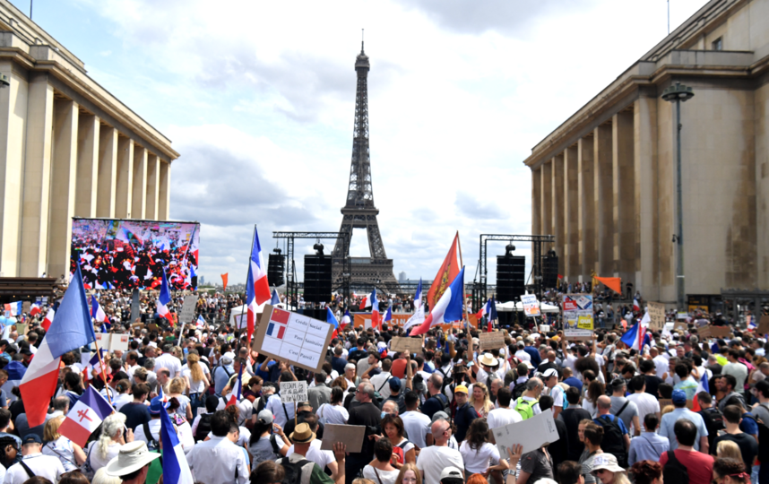 Французы вышли на акцию протеста против ковид-паспортов. Фото AFP