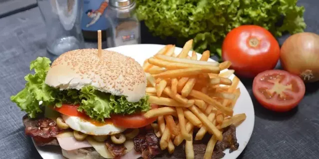 Бургер считают "вредным" блюдом, которое опасно для фигуры. Но на самом деле от него можно похудеть!