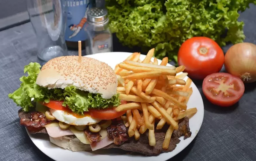 Бургер считают "вредным" блюдом, которое опасно для фигуры. Но на самом деле от него можно похудеть! Фото Pixabay