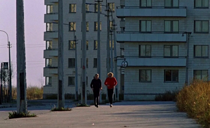 Главный герой Андрей Бузыкин и датчанин Билл Хансон во время утренней пробежки. Фото Кадр из фильма "Осенний марафон".