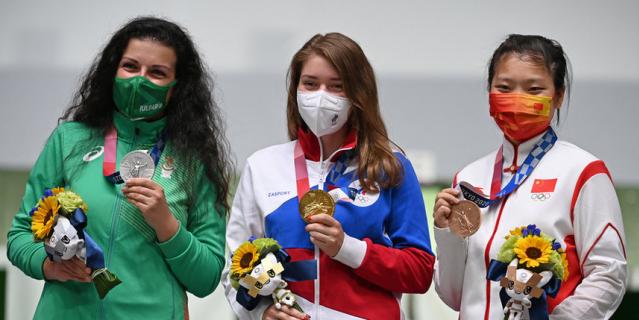 Слева – серебряный призёр Антоанета Костадинова из Болгарии, в центре – Виталина, справа – китаянка Цзян Жаньсинь. Пьедестал в Токио после соревнований на 10 м. Слева – серебряный призёр Антоанета Костадинова из Болгарии, в центре – Виталина, справа – китаянка Цзян Жаньсинь. Пьедестал в Токио после соревнований на 10 м.