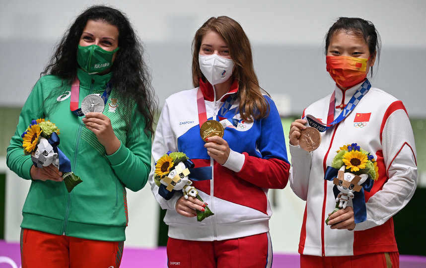Слева – серебряный призёр Антоанета Костадинова из Болгарии, в центре – Виталина, справа – китаянка Цзян Жаньсинь. Пьедестал в Токио после соревнований на 10 м. Фото AFP