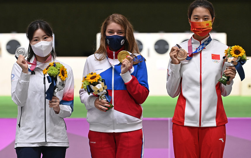 Обладательница серебра из Южной Кореи Мин Чон Ким – слева, в центре – Виталина Бацарашкина, справа – китаянка Цзяжуйсюань Сяо. Фото AFP