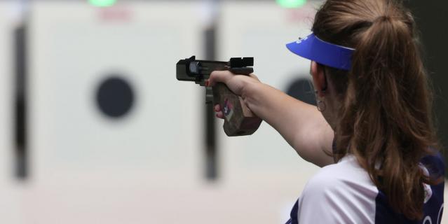 Виталина Бацарашкина выцеливает мишень с помощью малокалиберного пистолета, соревнования на 25 м. Виталина Бацарашкина выцеливает мишень с помощью малокалиберного пистолета, соревнования на 25 м.