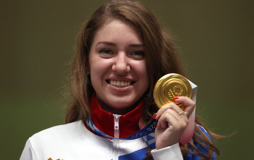 Виталина Бацарашкина с золотой медалью Олимпиады в Токио. Фото Getty