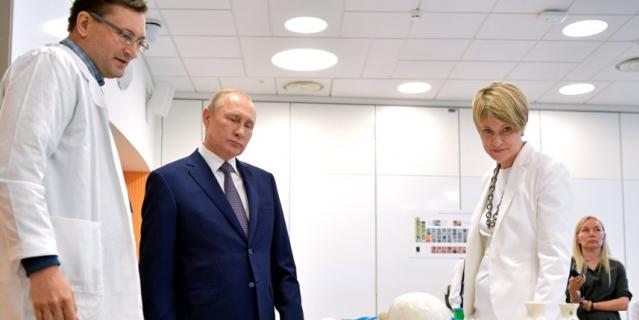 Елена Шмелёва и президент РФ Владимир Путин во время посещения Образовательного центра "Сириус".