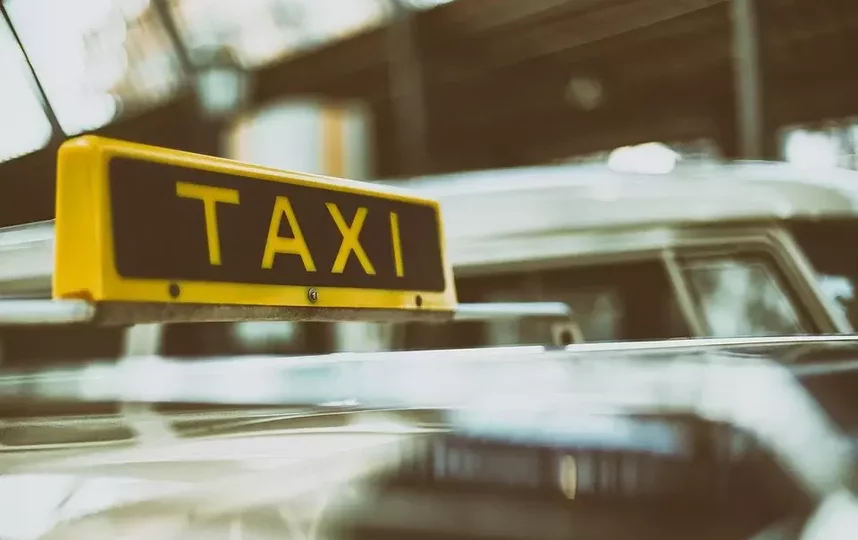 Исходя из документа, водители такси теперь могут принимать заказы как в городе, так и в области. Фото Pixabay