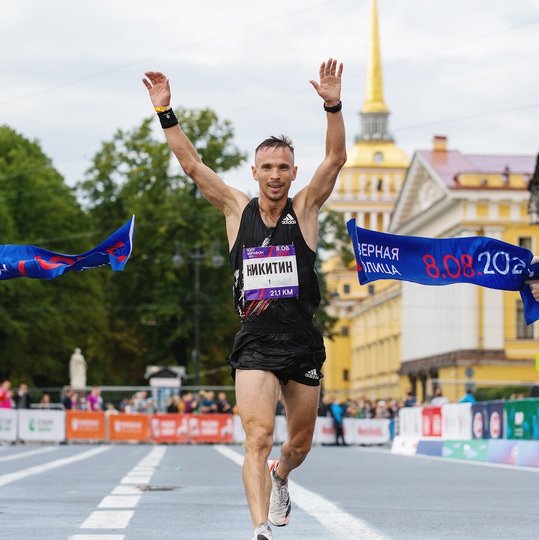Владимир Никитин, победитель среди мужчин на дистанции 21 км. Фото https://vk.com/runcomrun
