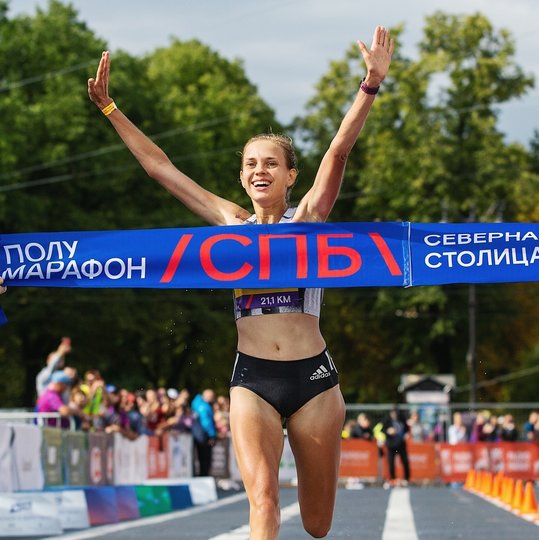 Анна Викулова, победительница среди женщин на дистанции 21 км. Фото https://vk.com/runcomrun