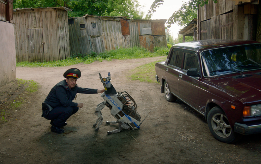 Михалыч с Мухтаром-2Д2 во дворе милицейского участка. Фото Скриншот YpuTube @birchpunk
