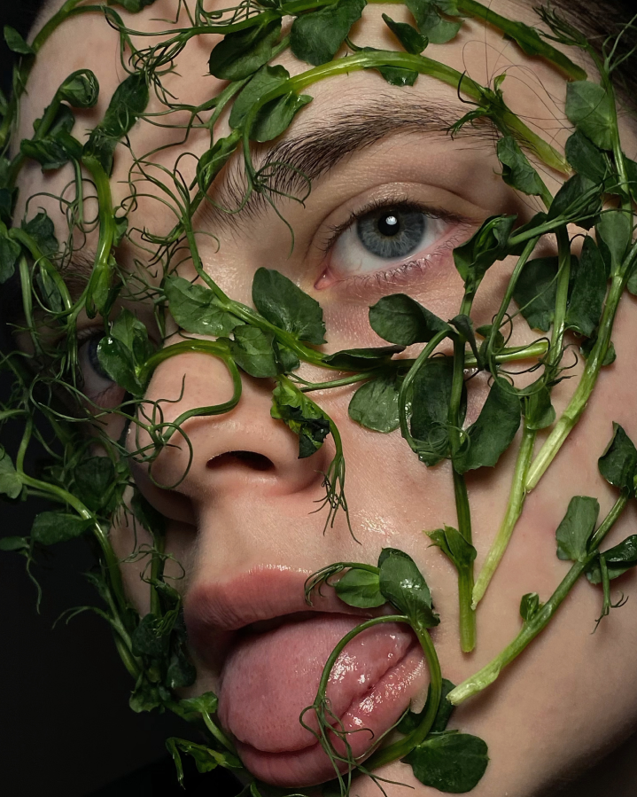 Растительный материал обычно закрепляется на лице клеем для ресниц. Фото Instagram: @thundergirl_xtail