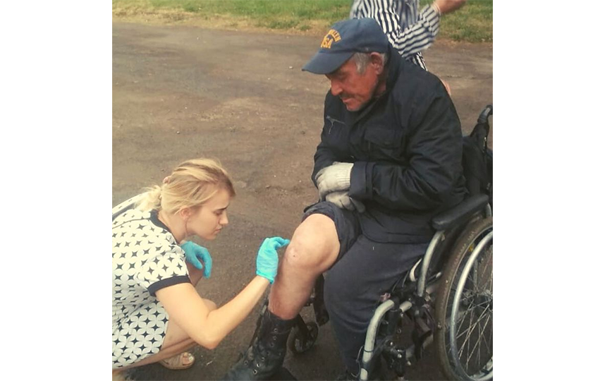 Бездомным людям оказывают медицинскую помощь. Фото Благотворительная организация "Маяк"
