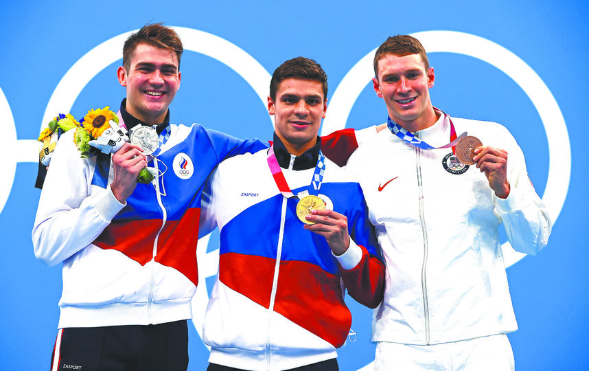 Климент Колесников (слева) на дистанции 100 метров на спине взял серебро, уступив только Евгению Рылову (в центре). Фото Getty