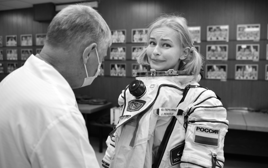 Примерка скафандра, в котором актриса будет сниматься в космосе. Фото Саша Гусов, фото предоставлены пресс-службой "Первого канала"